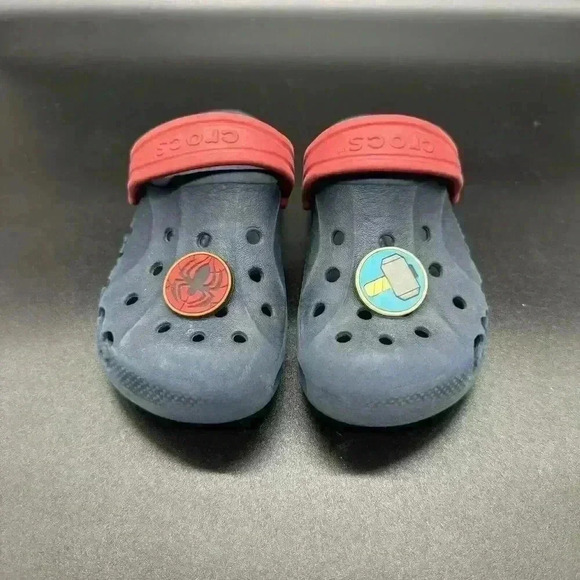 Crocs Red Blue Youth 10/11 SlipOn With 2 Charms - Picture 1 of 3